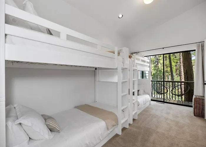 Luxe Treehouse /stunning Woodside 4/3
