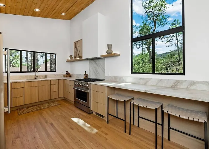 Luxe Treehouse /stunning Woodside 4/3