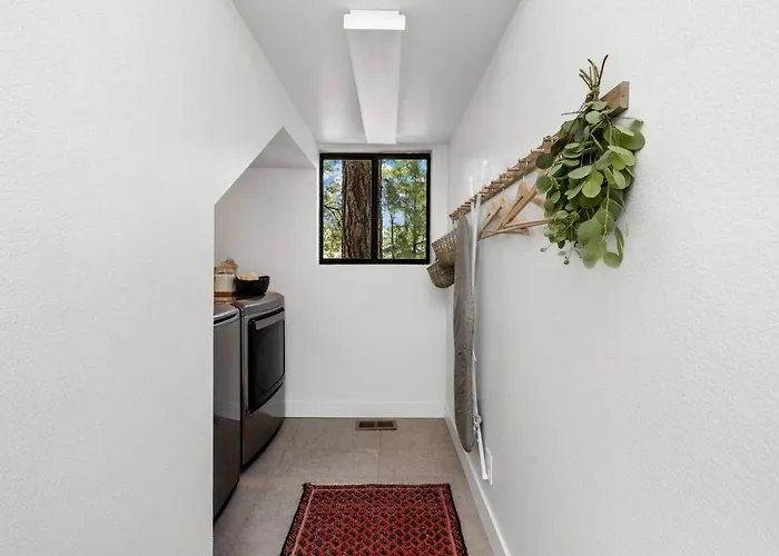 Luxe Treehouse /stunning Woodside 4/3