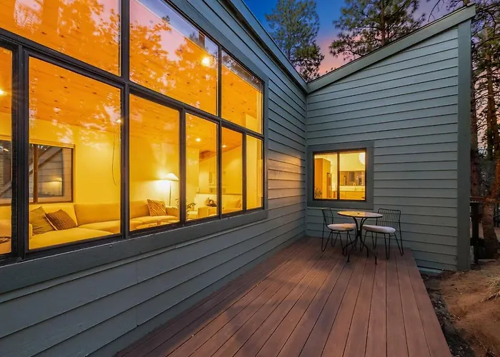 Luxe Treehouse /stunning Woodside 4/3